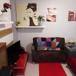 Appartement Guesthouse Familial Pour 2,3,4 Personnes De 44M2- Accessible Handic -Rez De Chaussee-Vues Sur Rue Et Patio Prive - Sejour, Chambre Separee-Cuisine,Salle De Bain,Lit Double Et Canape-Lit 2Pers-Entree De La Rue Berzelius-5 Minutes Du Metro Brochant-Lig, Paris